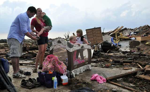 Kelcy Trowbridge with her brother-in-law Dustin Weher and her three children, from left, Colby, Karley and Kynlee Trowbridge, in front of Kelcy's destroyed house, near Moore, Okla., May 20, 2013. (Photo by Nick Oxford/The New York Times)