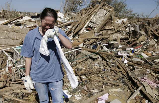 Kriket Krekemeyer cries while cleaning up her tornado-ravaged home in Moore, Okla., Wednesday, May 22, 2013. (Photo by Mike Simons/AP Photo/Tulsa World)