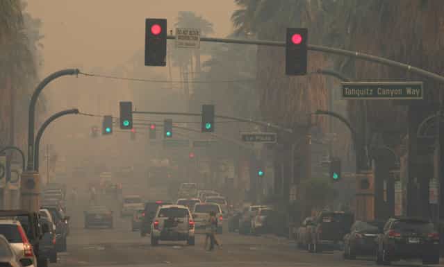Smoke from the Silver Fire in Banning, Calif., blankets downtown Palm Springs, Calif.,Wednesday, August 7, 2013. (Photo by Michael Snyder/AP Photo/The Desert Sun)