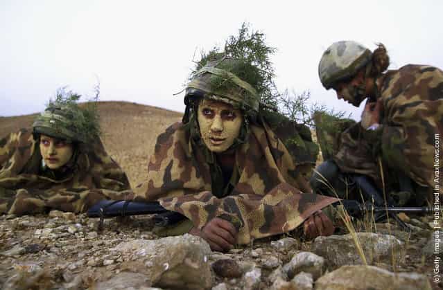 Israeli Women Soldiers Taught The Art Of Camouflage