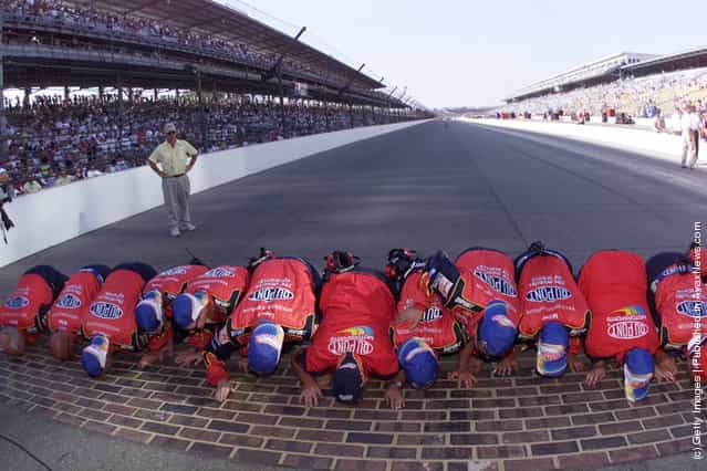 Jeff Gordons Hendrick Motorsports team kisses the brick paving that marks the start/finish line after winning NASCAR Winston Cup Brickyard 400 at the Indianapolis Motorspeedway in Indianapolis, Indiana