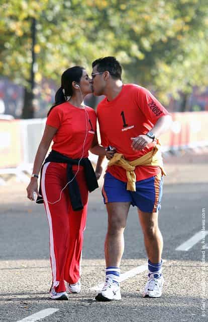 A man kisses a woman during the Nike 10K at Hyde Park