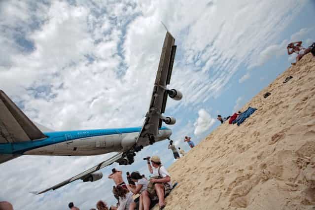 [KLM 747 Landing in St. Maarten]. (Photo by Aurimas)