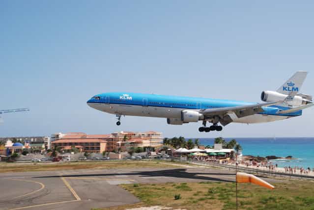 KLM landing at SXM, April 2011. (Photo by Alljengi)