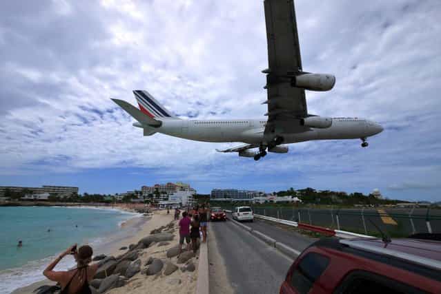 Airbus 340 landing in St. Maarten. (Photo by Oldcanonuser)