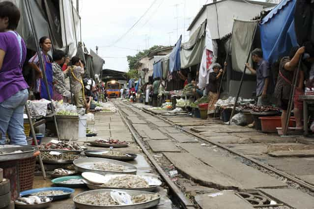 Maeklong Railway Market. (Photo by Michael)