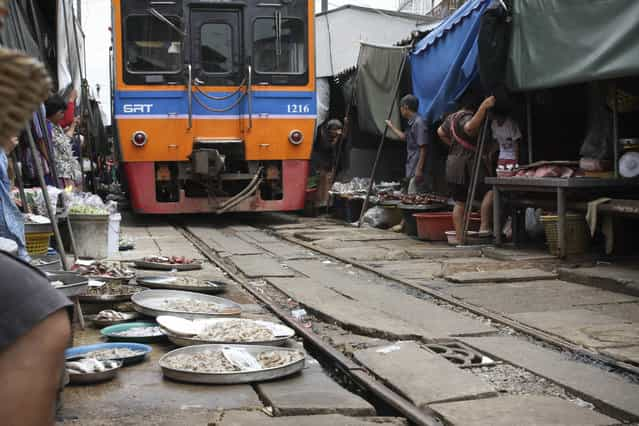 Maeklong Railway Market. (Photo by Michael)