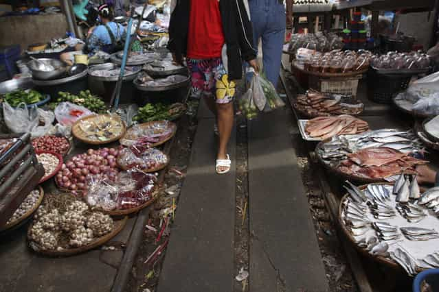 Maeklong Railway Market. (Photo by Michael)