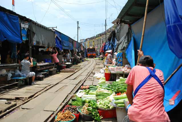 Maeklong Railway Market. (Photo by Greenery Yong Qi)