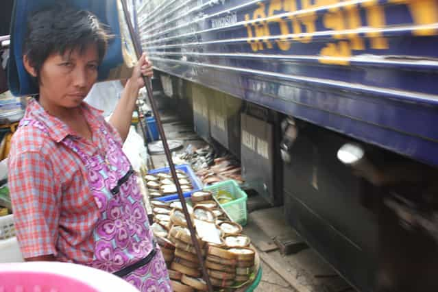 Maeklong Railway Market. (Photo by Faleiry)