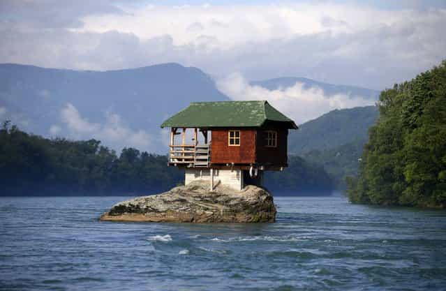 A house built on a rock on the river Drina is seen near the western Serbian town of Bajina Basta, about 160km (99 miles) from the capital Belgrade May 22, 2013. (Photo by Marko Djurica/Reuters)