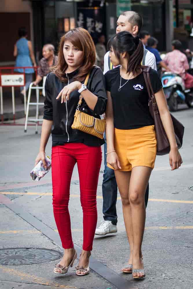 Thai streets. Девушки на улицах Бангкока. Тайские девушки с европейцами. Молодую тайку на улице. Юные тайки Асиан стрит.